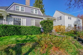 Building Photo - 310 E 22nd St