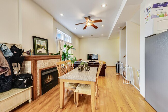 Foto del edificio - 733 N Hoyne Ave