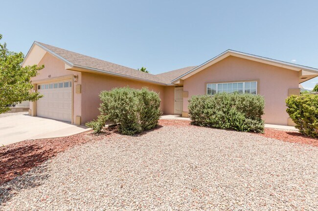 Foto del edificio - Spacious 4 Bedroom 2 Bath Home near Shopping