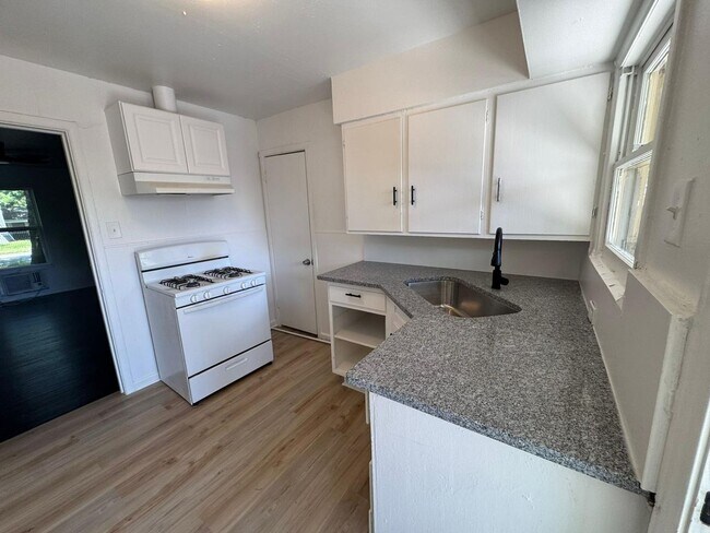 Building Photo - 400-402 North Jefferson - Kaufman