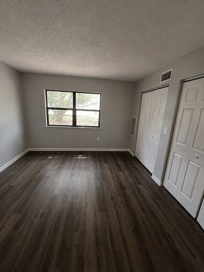Foto del edificio - NICE 1BR/1BA Apt!! WATER & SEWER INCLUDED!! Come Home to Quiet with a Convenient Central Lakeland...