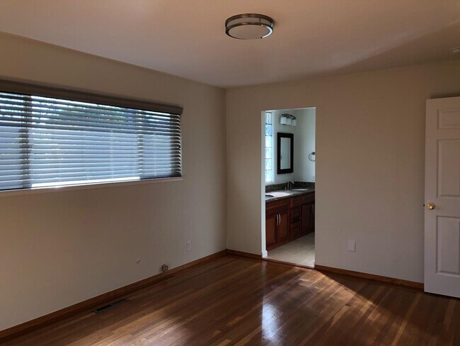 Foto del edificio - 4876 Springdale Dr