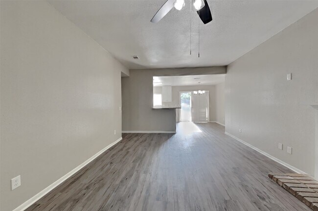 Foto del edificio - 5306 Hazel Grove Dr