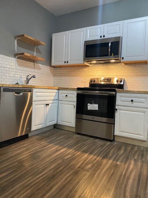 Primary Photo - ? Available 11/1 – Renovated 4-Bedroom Hom...