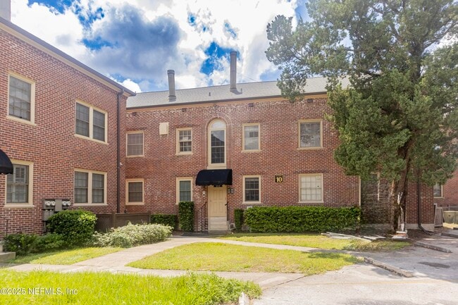 Building Photo - 842 Cedar St