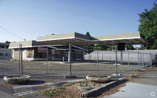 Building Photo - 1120 8th Ave