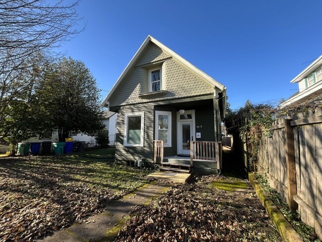 Building Photo - Updated Portland Home Featuring LVP Flooring, Modern Stainless Appliances, and Soaking Tub