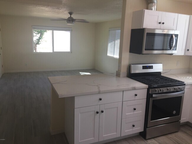 Foto del edificio - 909 E Tuckey Ln