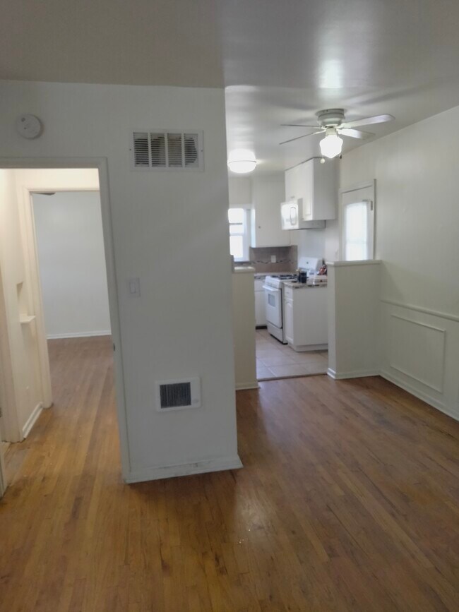 Vivir para la cocina - 1420 N Hollywood Way