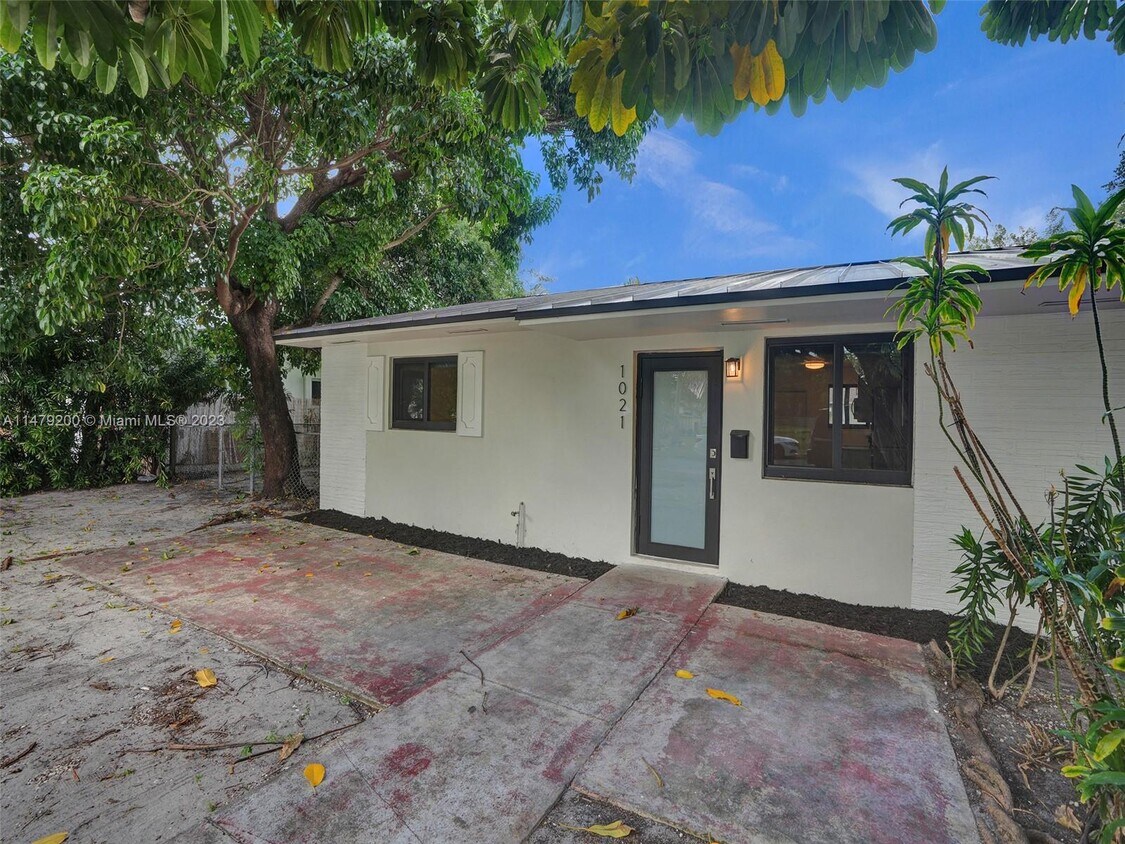 Foto principal - 1021 NE 110th St