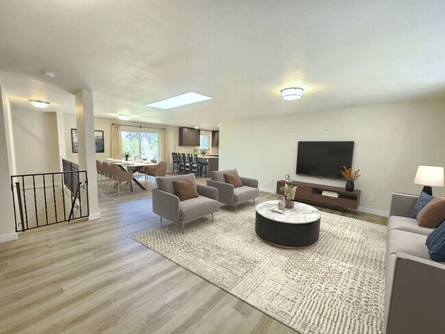 Foto del edificio - $2,595 - 4 Bed / 3 Bath Home with Fully Fe...