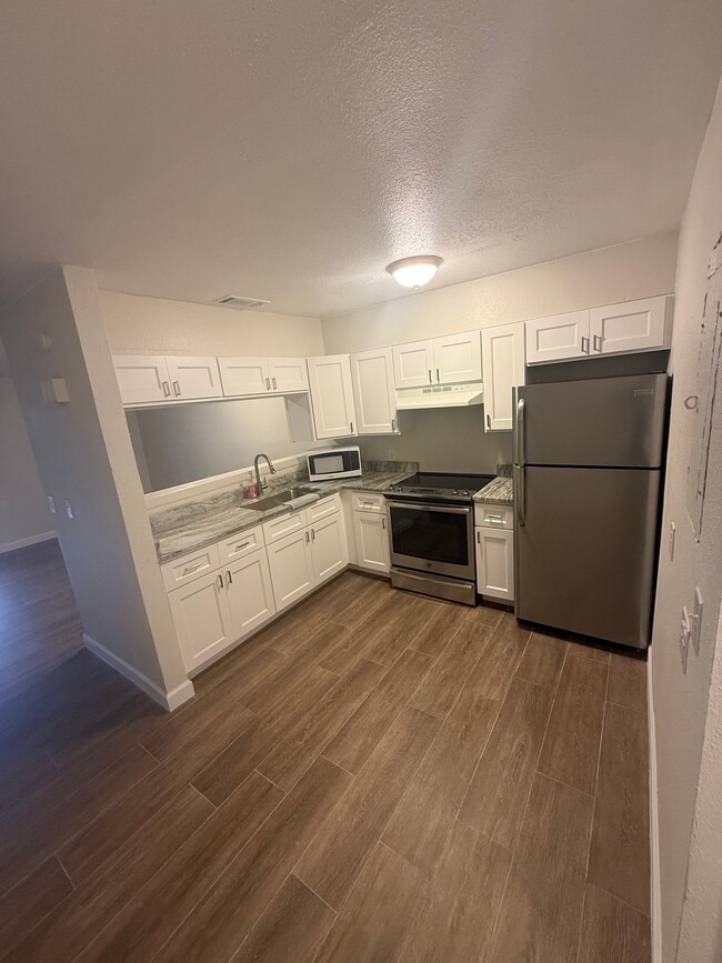 Building Photo - 7116 Oakwood Dr