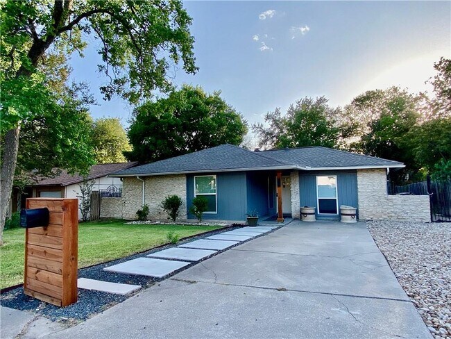 Foto del edificio - 7302 Shadywood Dr