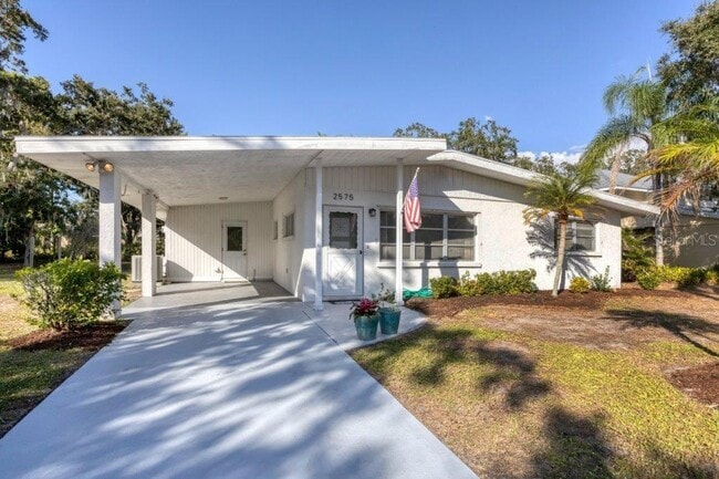 Building Photo - 2575 Hillview St