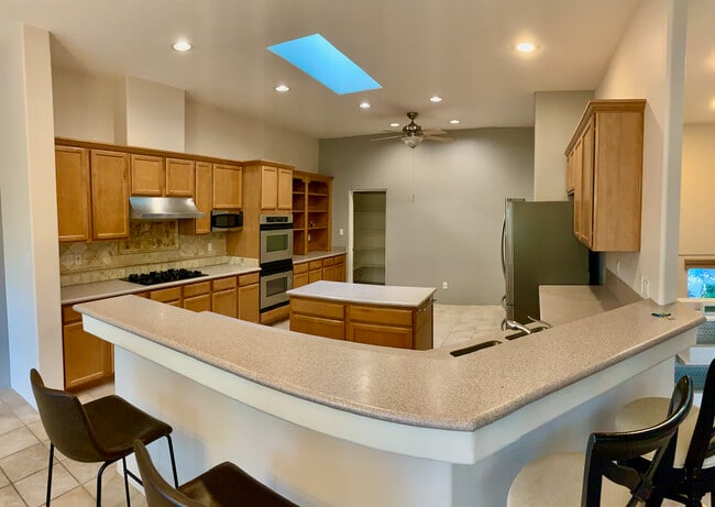 Spacious modern kitchen - 4760 Quemazon
