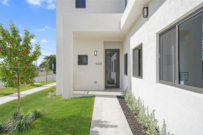 Foto del edificio - 4303 E 8th Ct