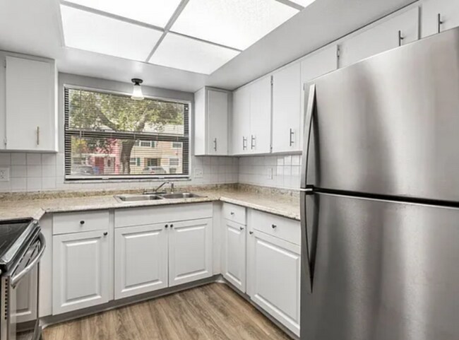 Foto del edificio - 2820 S Pines Dr