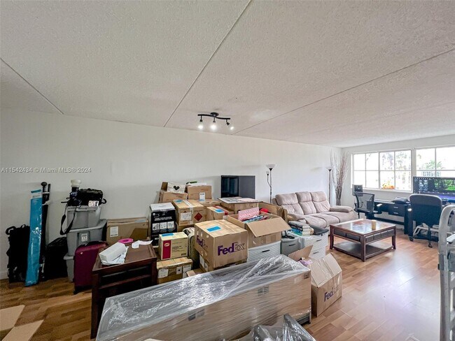 Foto del edificio - 6195 NW 186th St