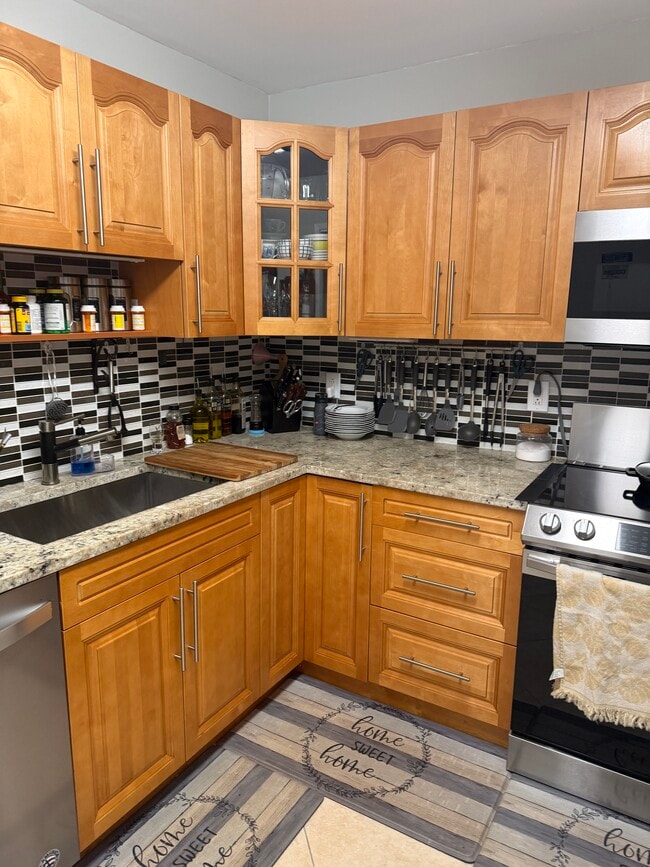 Building Photo - 2901 S Palm Aire Dr