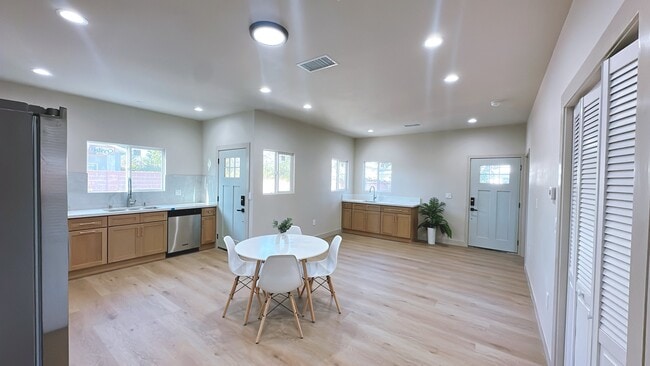 Building Photo - 11156 S Dallas Dr