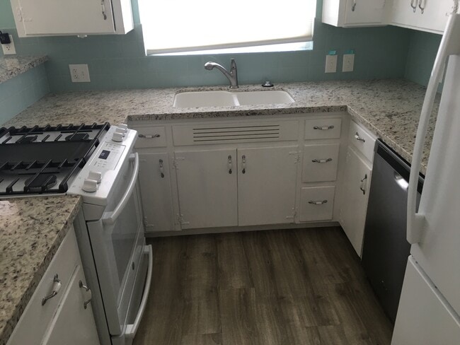 Kitchen - 1421 N Cherry St