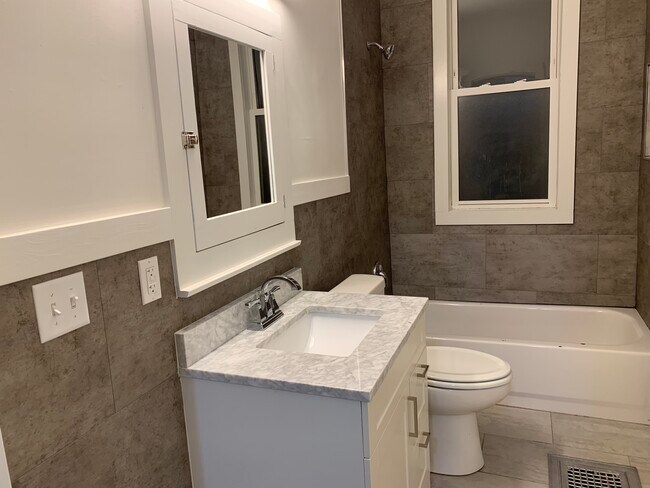 Foto del edificio - 2228 W Greenfield Ave