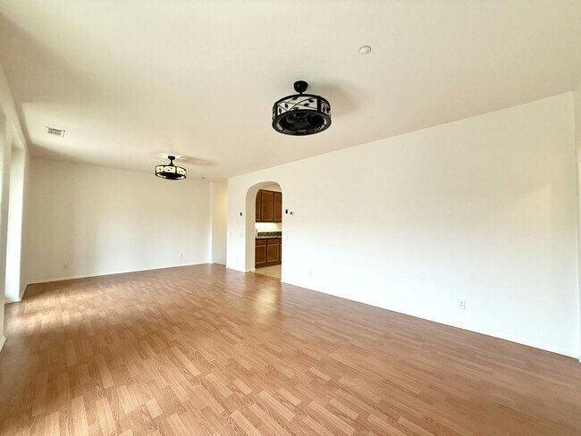 Building Photo - AVAILABLE NOW!! 2 BEDROOM 2 BATHROOM Home in Palm Desert!