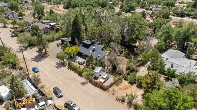 Foto del edificio - Beautiful Three Bedroom Home on Half Acre in S. Reno