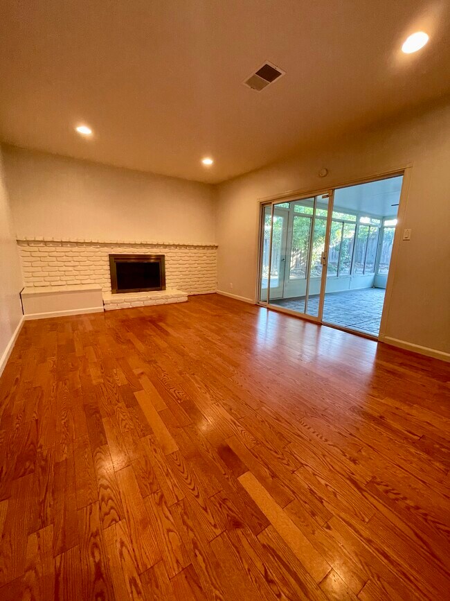 Family room - 3967 Hastings Ave