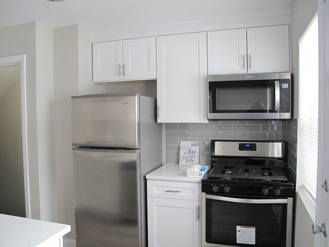 Building Photo - 219 S Stewart Ave