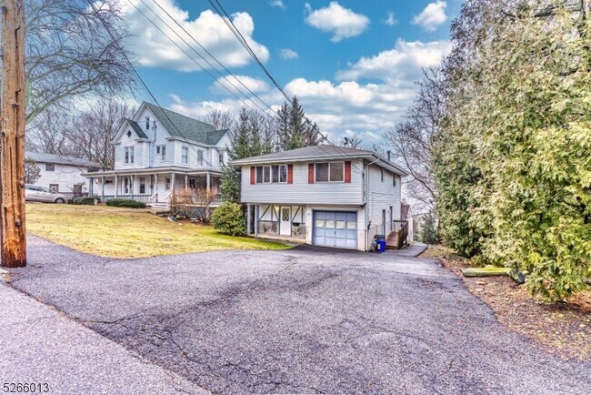 Building Photo - 435 William St