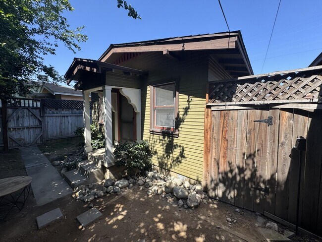 Foto del edificio - 2 bed 1 bath Back house Bungalow in Upland...