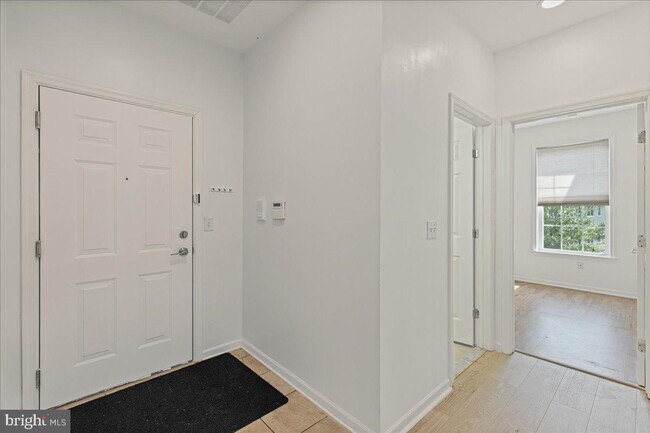 Building Photo - 121 Kyle Way