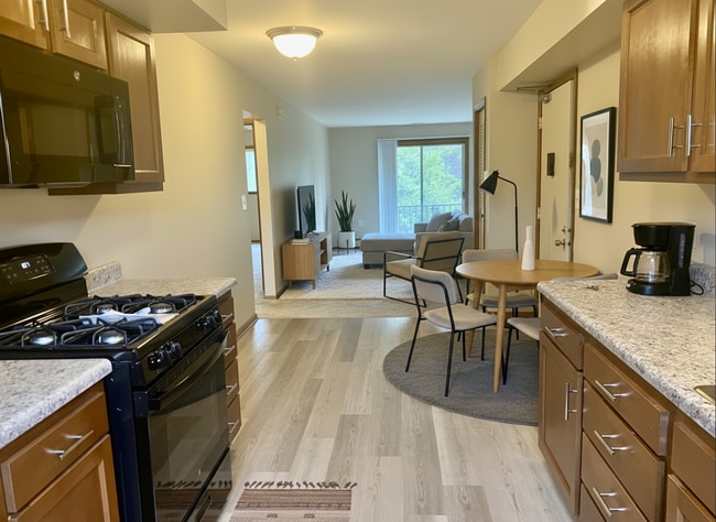 Foto del edificio - Cozy 2 Bedroom, 1 Bath Apartment with Balcony - Welcome Home!