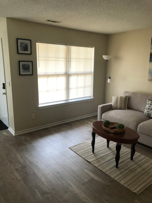 Building Photo - Pinebrooke