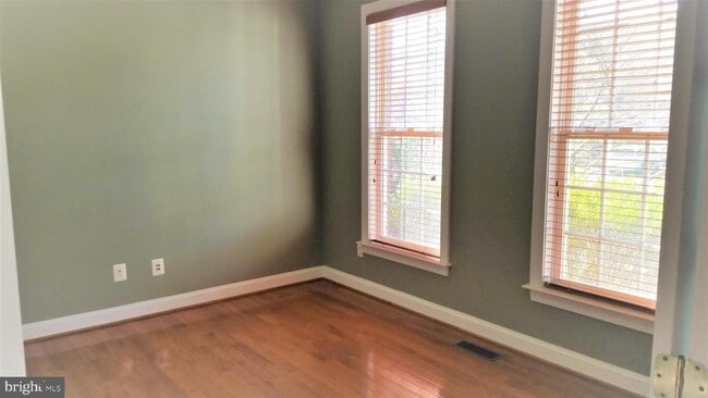 Building Photo - 43649 Riverpoint Dr
