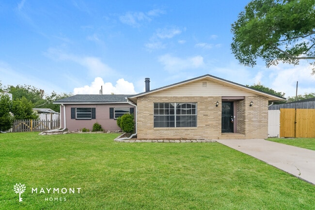 Building Photo - 2430 Meadow Ln