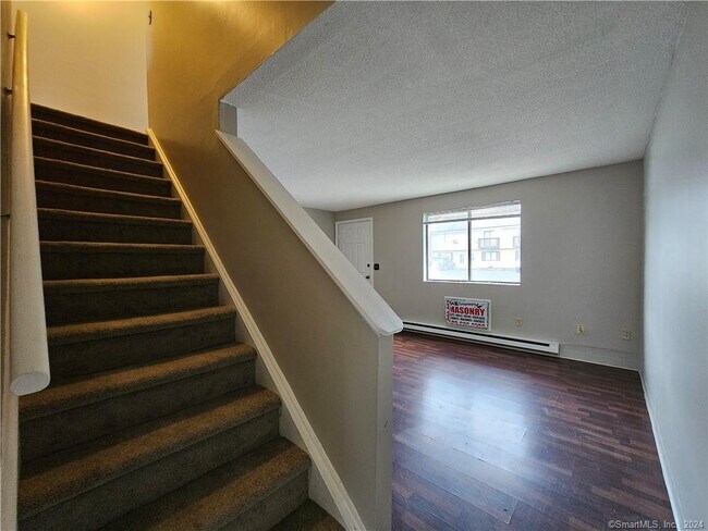 Building Photo - 1448 Meriden Rd