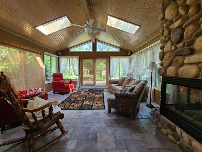 Building Photo - Fully Furnished 3-Bedroom Home – Pet Frien...