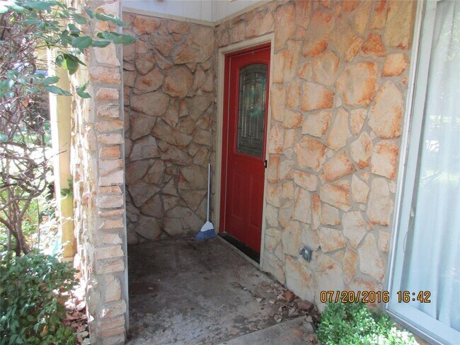 Building Photo - 202 Hollyhill Ln