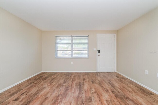 Building Photo - 1050 Normandy Blvd