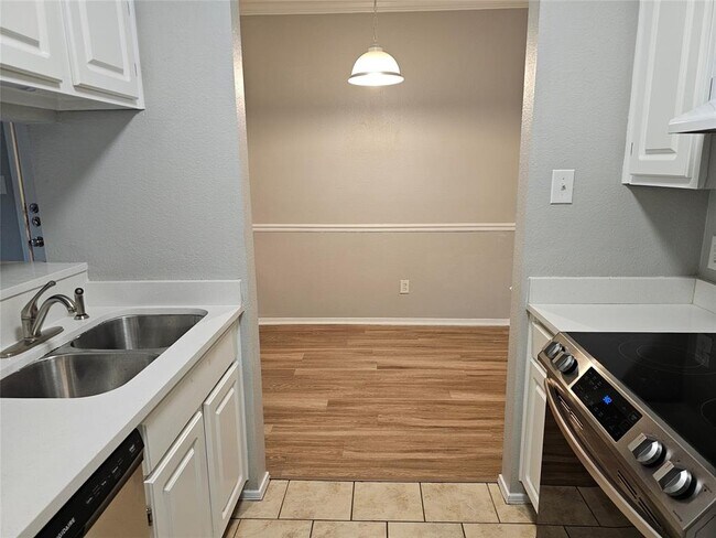 Foto del edificio - 12166 Metric Blvd