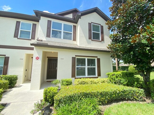 Building Photo - Beauiful Townhome in Tuscany Place. This is an end unit.  Brand new carpet. Ready to move in!
