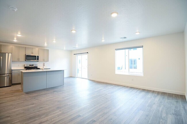 Foto del edificio - Beautiful 4 bedroom 2.5 bathroom townhome in Cedar City!