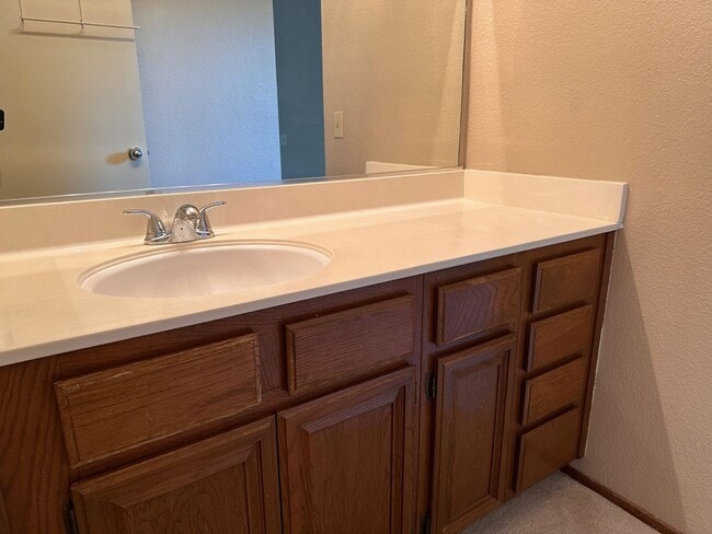 Building Photo - Clean 2 Bedroom 1.5 Bath Townhome in Park-...