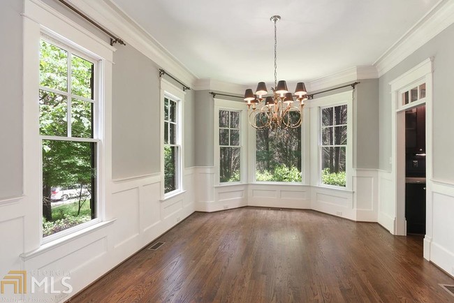 Building Photo - 2480 Ridgewood Rd NW