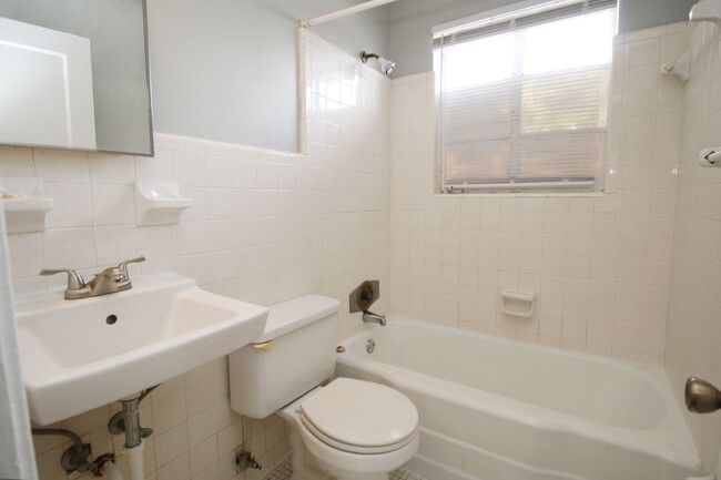 Building Photo - 2 Bedroom, 1 Bath in West Columbia - Avail...