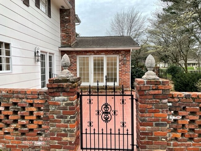 Building Photo - West Knoxville 37923 - 4 bedroom, 3.5 bath...