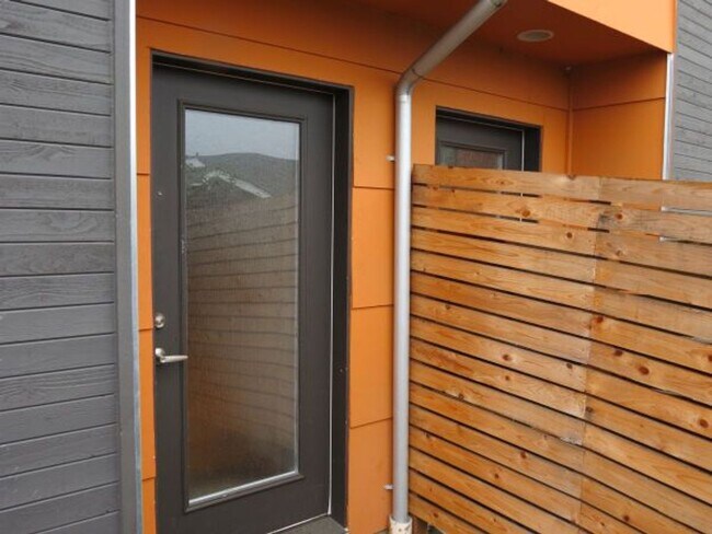 Foto del edificio - Beautiful 2 Bed Townhome Conveniently Located In Seattle!
