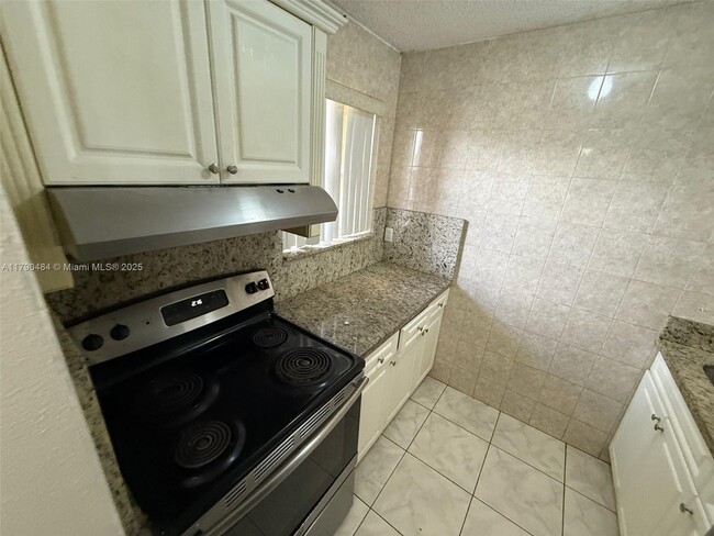 Foto del edificio - 2721 NW 23rd Ct